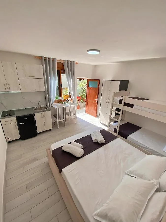 Sunny Guest House Vlorë 0*,